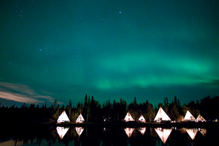Aurore boréale verte dans le ciel d’Aurora Village, Aurora Lake, aux Territoires du Nord Ouest, au Canada.