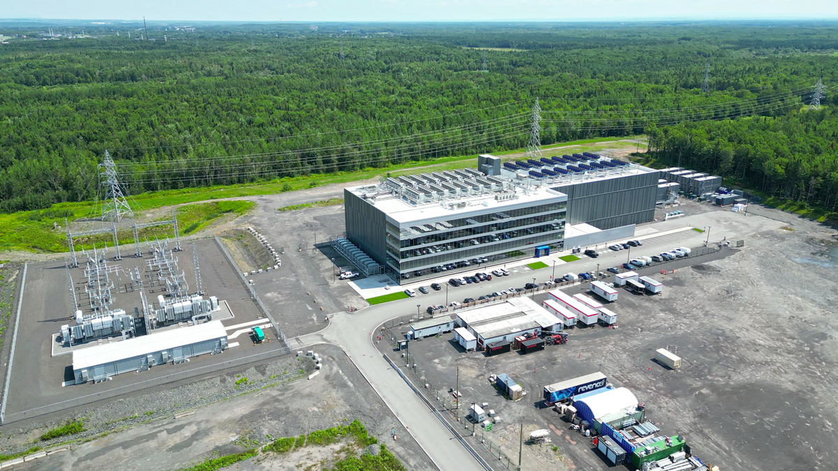 Aerial photo of the QScale Q01 data center in Levis, Quebec.