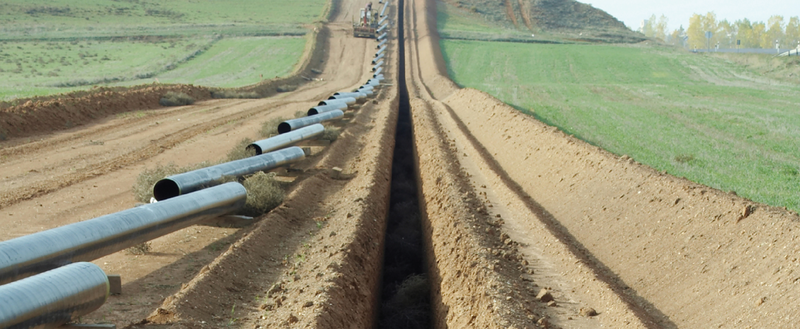 Construction d'un pipeline – Sections de conduite disposées le long d’une tranchée ouverte